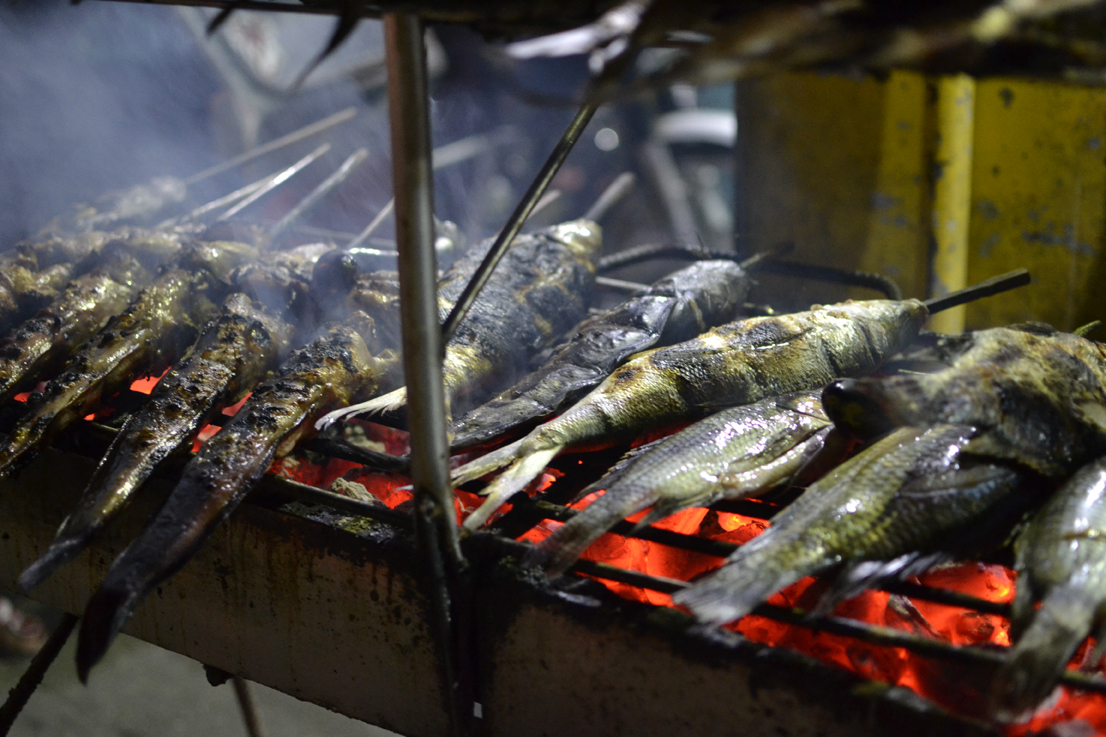 Gegrillter Fisch beim Nachtmarkt