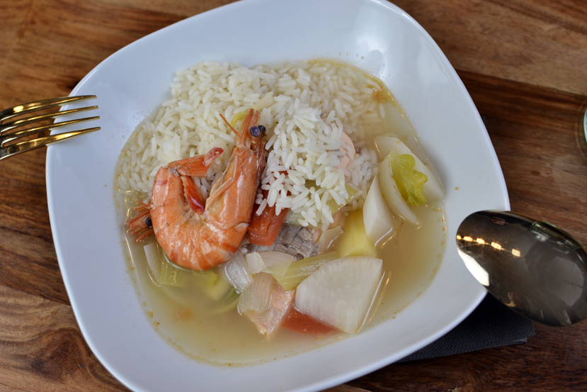 Sinigang mit Lachs und Shrimps