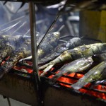Gegrillter Fisch beim Nachtmarkt